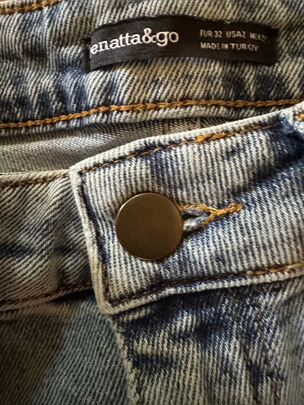 Light Blue Straight-Leg Women's Jeans with Daisy Stitch Detail - Picture 4 of 8